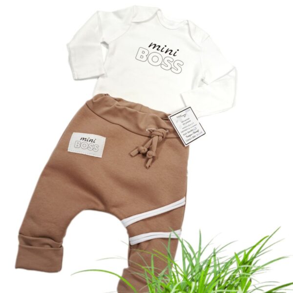 Kompletek baggy hlače in body MINI BOSS-meter na meter