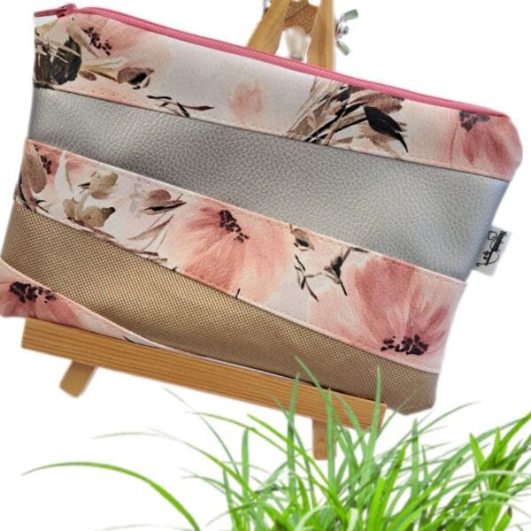 Toaletka / večja torbica Z DETAJLOM CVETLIC-meter na meter