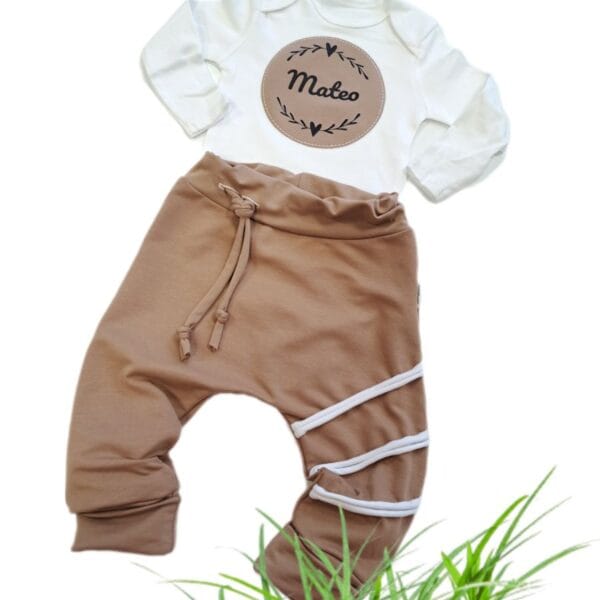 Kompletek baggy hlače in body- BEŽ-meter na meter