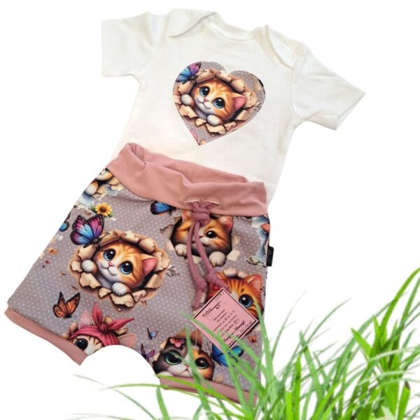 Kompletek kratke baggy hlače in body PISANI MUCKI-meter na meter