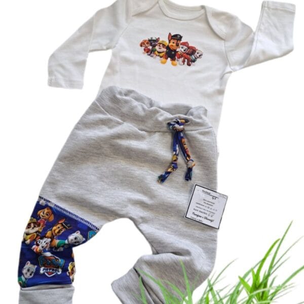 Kompletek baggy hlače in body KUŽKI-meter na meter