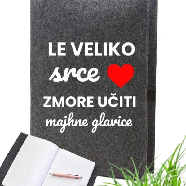 Ovitek s tiskom, zvezek in kemični svinčnik za VZGOJITELJICO-meter na meter